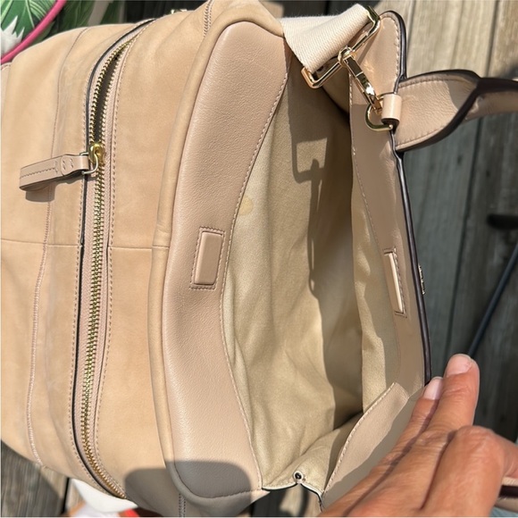 Tory Burch tote crossbody. Landscape design. Great condition. Neutral colors - Picture 4 of 14